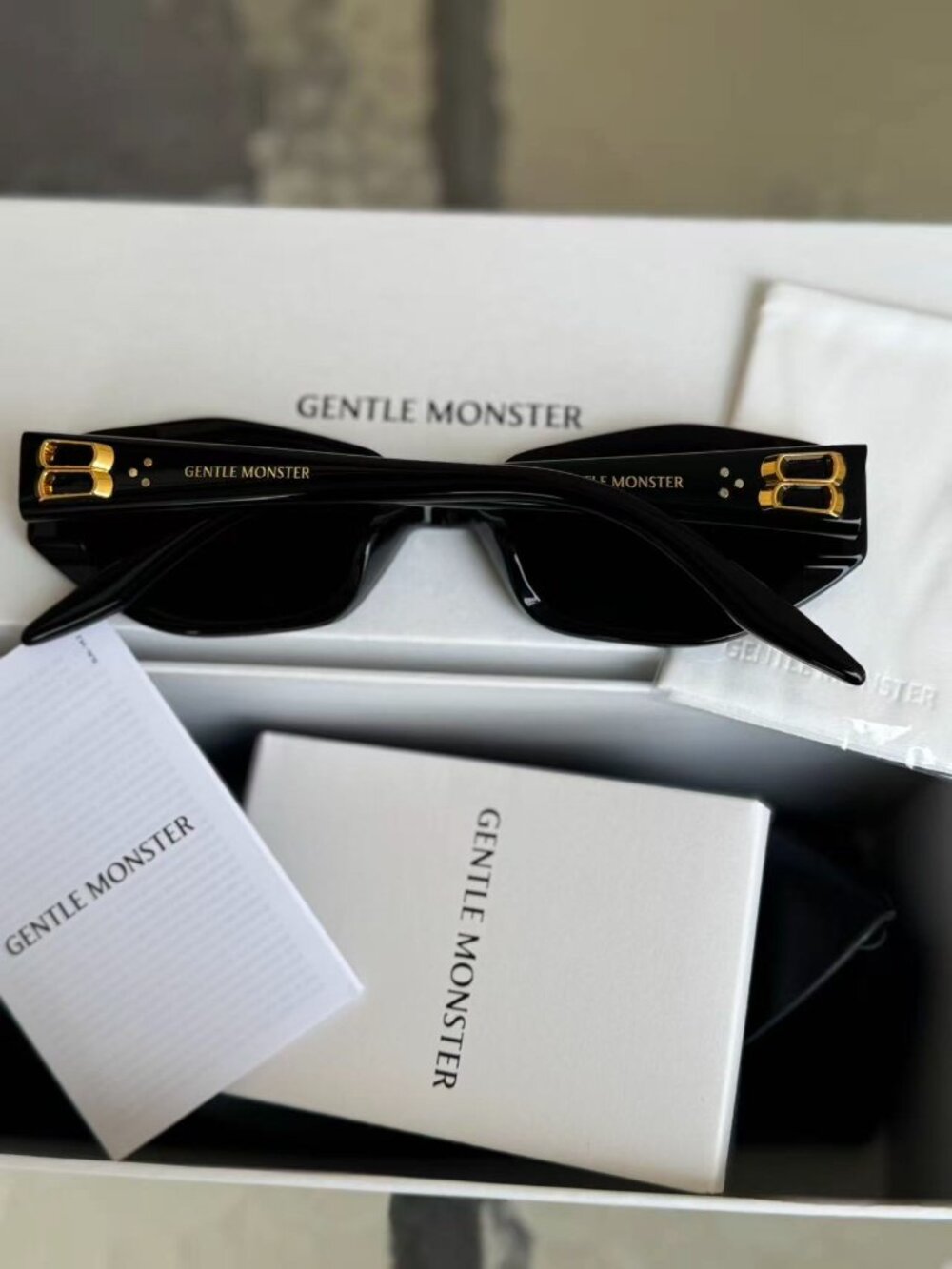 Gentle Monster Miro Black Cat Eye Sunglasses Full Set View 4